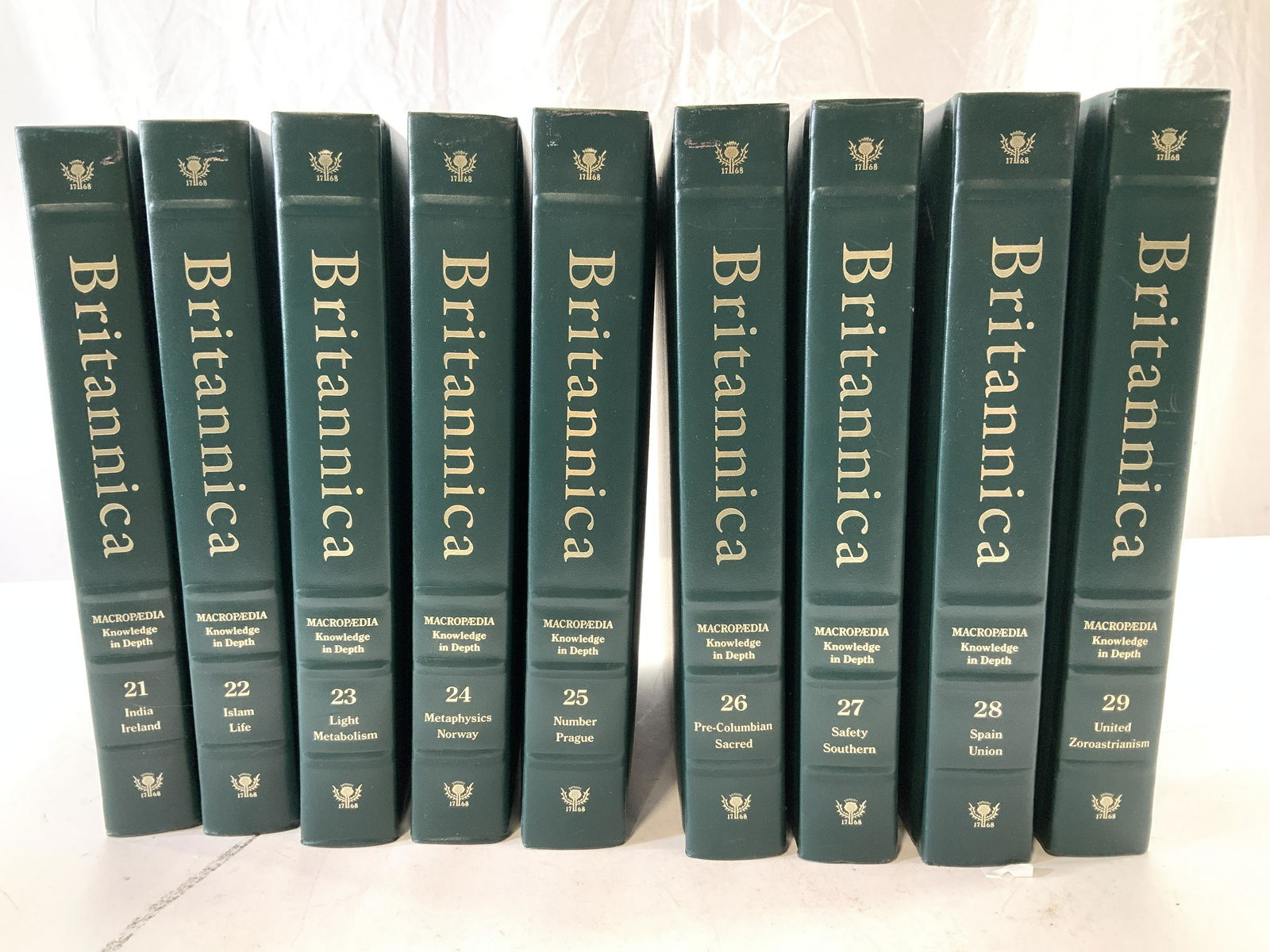 The New Encyclopedia Britannica Macro Set 9 (1 of 8)