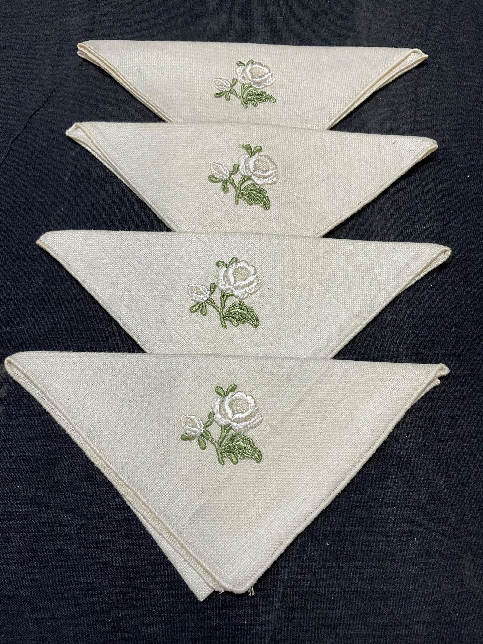 Set 4 Kitchen Linen Napkins W Flower Detail: Set 4 Kitchen Linen Napkins W Flower Detail. Measure approx 11x 11.5 inches. Minimal wear to piece.b Cleaned and pressed. No name or material label to piece. Linen napkins, flower detailed napkins, fl