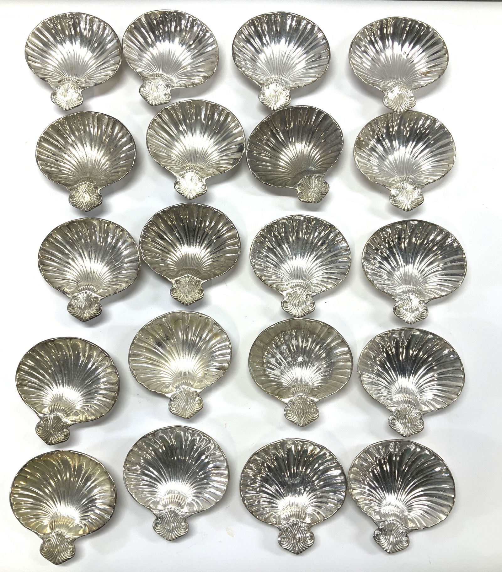 Set 20 Silver Plated Footed Clam Shell Plates (1 of 7)