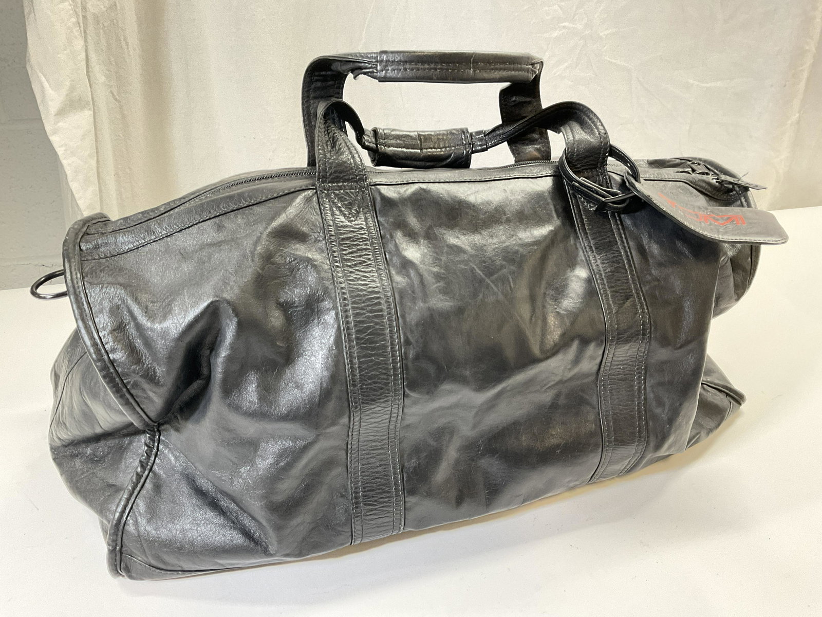 TUMI Leather Travel Bag!: TUMI leather Travel Bag. Like new condition. Measures approx 21x 10.75 x 9.5 inches. Handles to top of bag to carry by hand, No shoulder strap to piece. Inner pockets to piece. TUMI Bag, TUMI fashion,