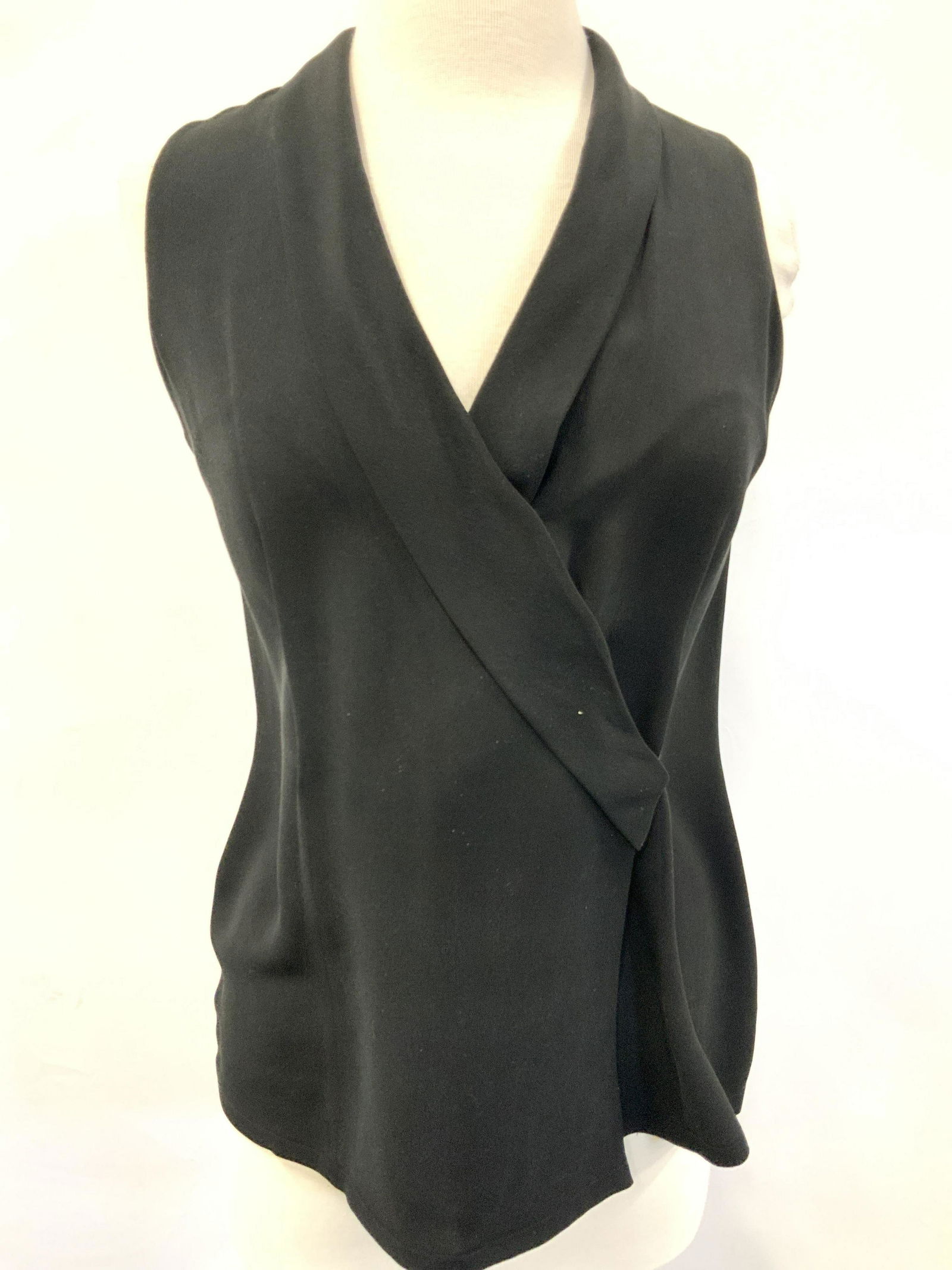 DANABUCHMAN 100% Silk Sleeveless Vest: Black toned vest with V neck and deep U dip on back. Marked Dana Buchman, 100% silk size 8 Dana Buchman Designer best, Designer vest. Designer clothing, designer accessories, silk vest, vest, designer