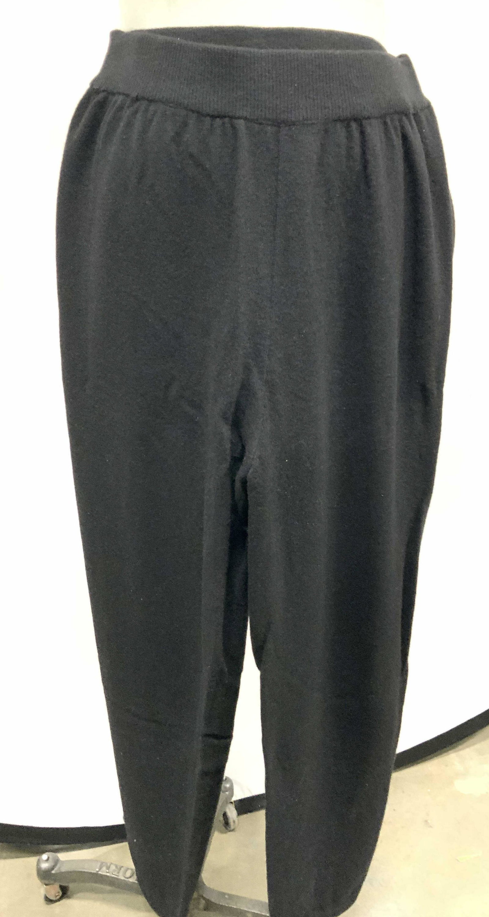 SHIRIN SAKS FIFTH Cashmere Pants, Size M: Marked on tag Saks Fifth Ave Collection. Size medium SHIRIN, 100% Cashmere. Made in Scotland. Elastic stretch waist band. Inseam is approximately 26 inches long. SHIRIN cashmere pants, cashmere lounge