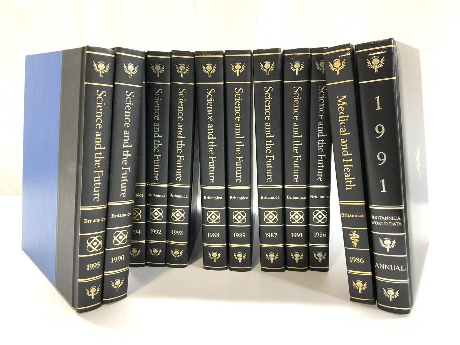 Set 12 Britannica Science and the Future Books: Yearly yearbook presents and interprets current trends and discoveries in a review of the science year. Includes feature articles on astronomical research, bats, supercomputers, clusters and biologica