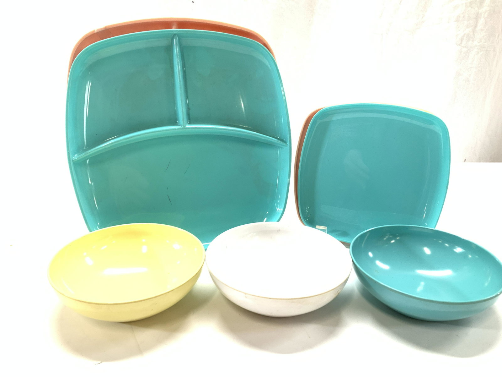 Mid Century Casualware by Jerywil Plates,Bowls11: Matching Set of Mid Century Plates and bowls. Bowls are melamine, measure 5.24 x 1.75 in W x Ht. Set 4 partitioned plates ( plastic) hallmarked Casual Ware by Jerywil Made in USA. Measure 9.5 x 9.5 in