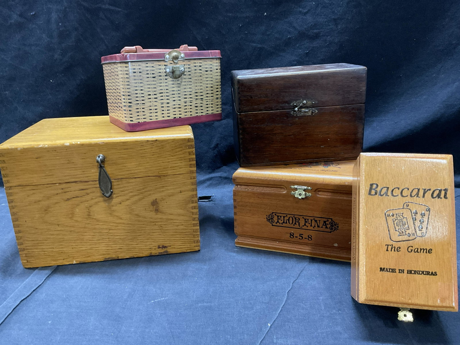 Lot 5 Boxes, Wood pen Baccarat, Tin, & More: Lot 5 Boxes, Wood pen Baccarat, Tin, & More. Largest box measures approx 8.75 x 6.5 x 6.25 inches, 3 boxed made by dove tail wood work. 1 tin box with handle. Up cycle boxes for cooking recipe cards, 