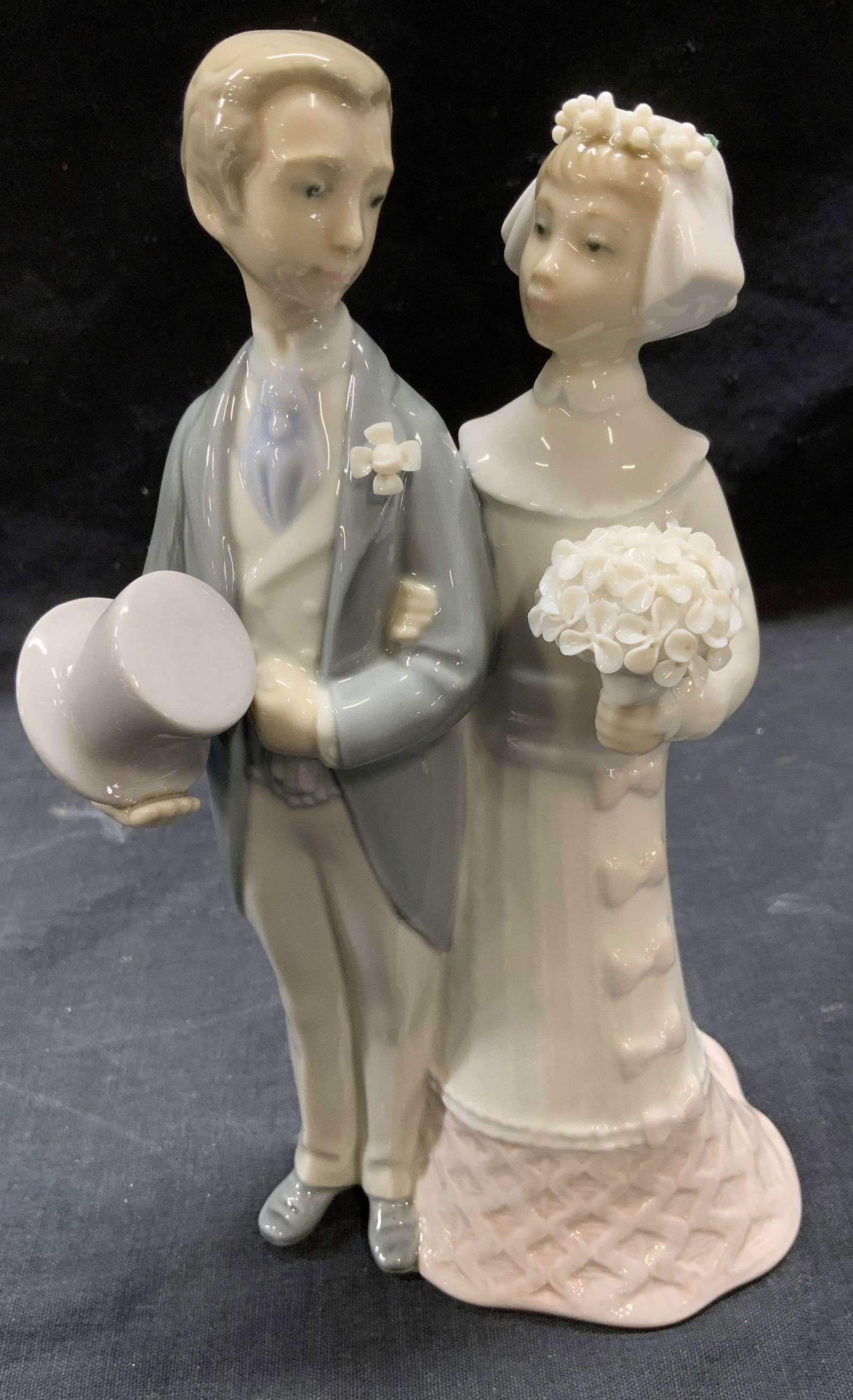 LLADRO BRIDE & GROOM Porcelain Figure (1 of 6)