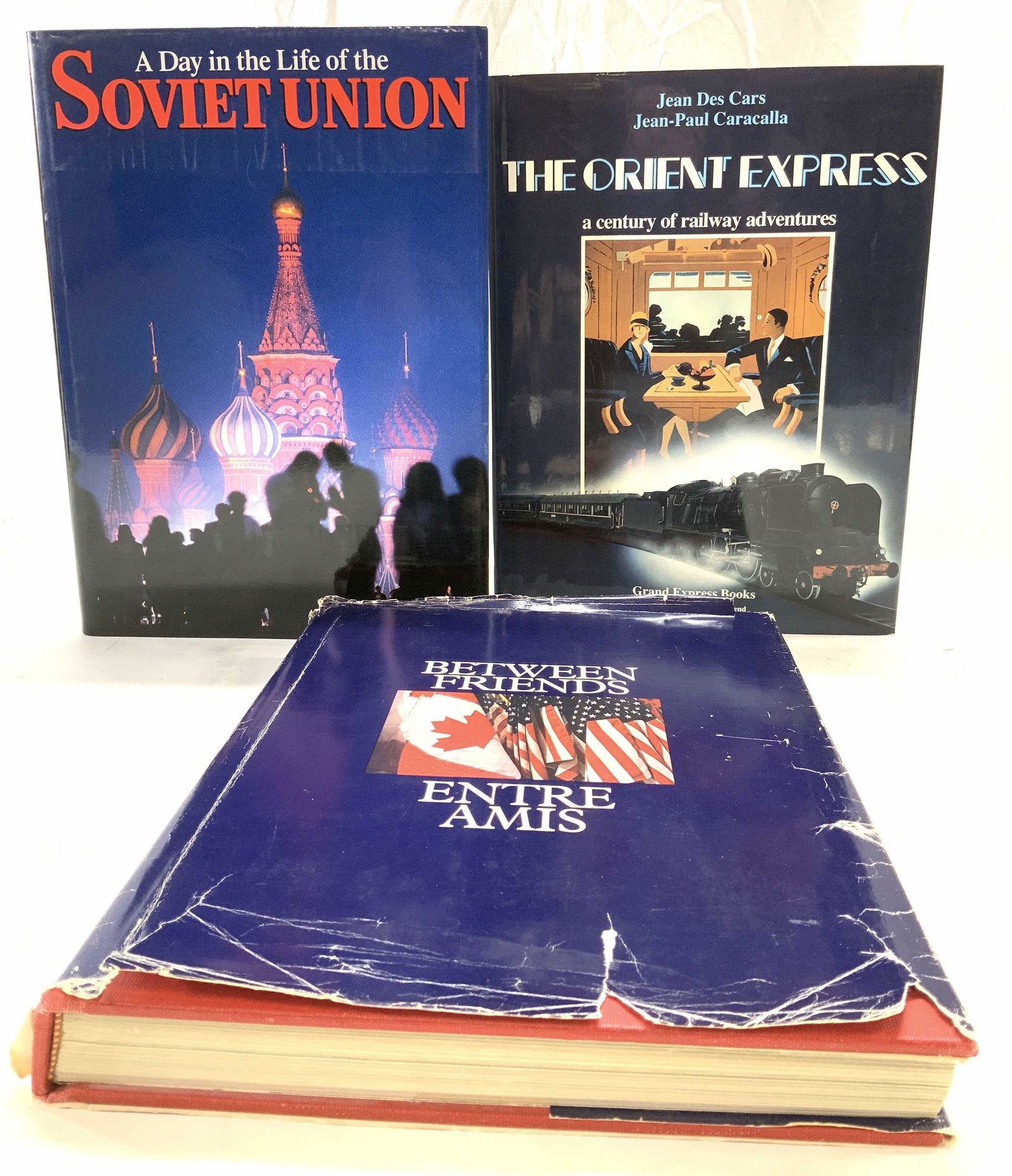 3 Coffee Table Bks USA -CAN, Soviet Union, Orient: Coffee table books- BETWEEN FRIENDS/ ENTRE AMIS book on the relationship and one between Canada and The USA . Photography and maps. McClelland & Stewart Ltd, 1976. 14.25 x 10.5 x 1.5 in. A DAY IN THE