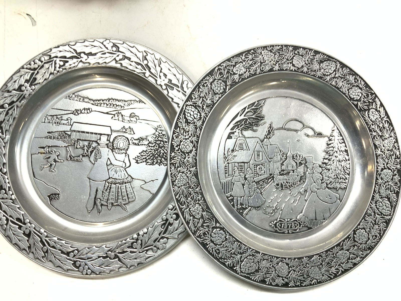 RWP PEWTER CHRISTMAS WALL PLATES, 2 (1 of 7)