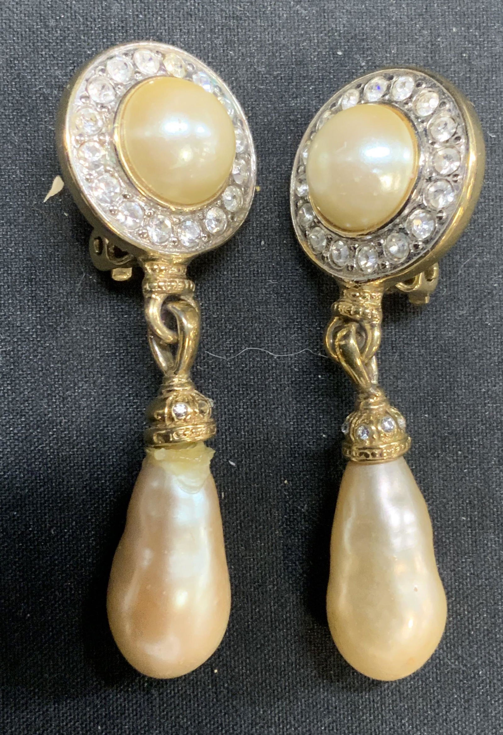 Vtg CAROLEE Faux Pearl Dangle Clip On Earrings (1 of 7)