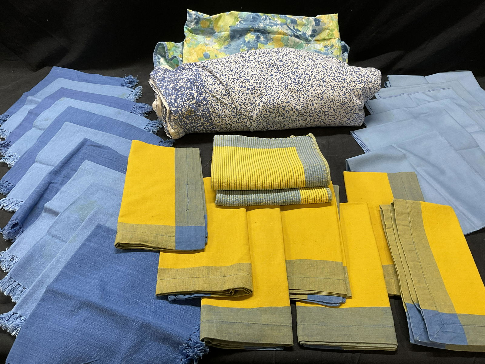 Lot of 20+ Tabletop Linen Ware, Napkins & More (1 of 9)