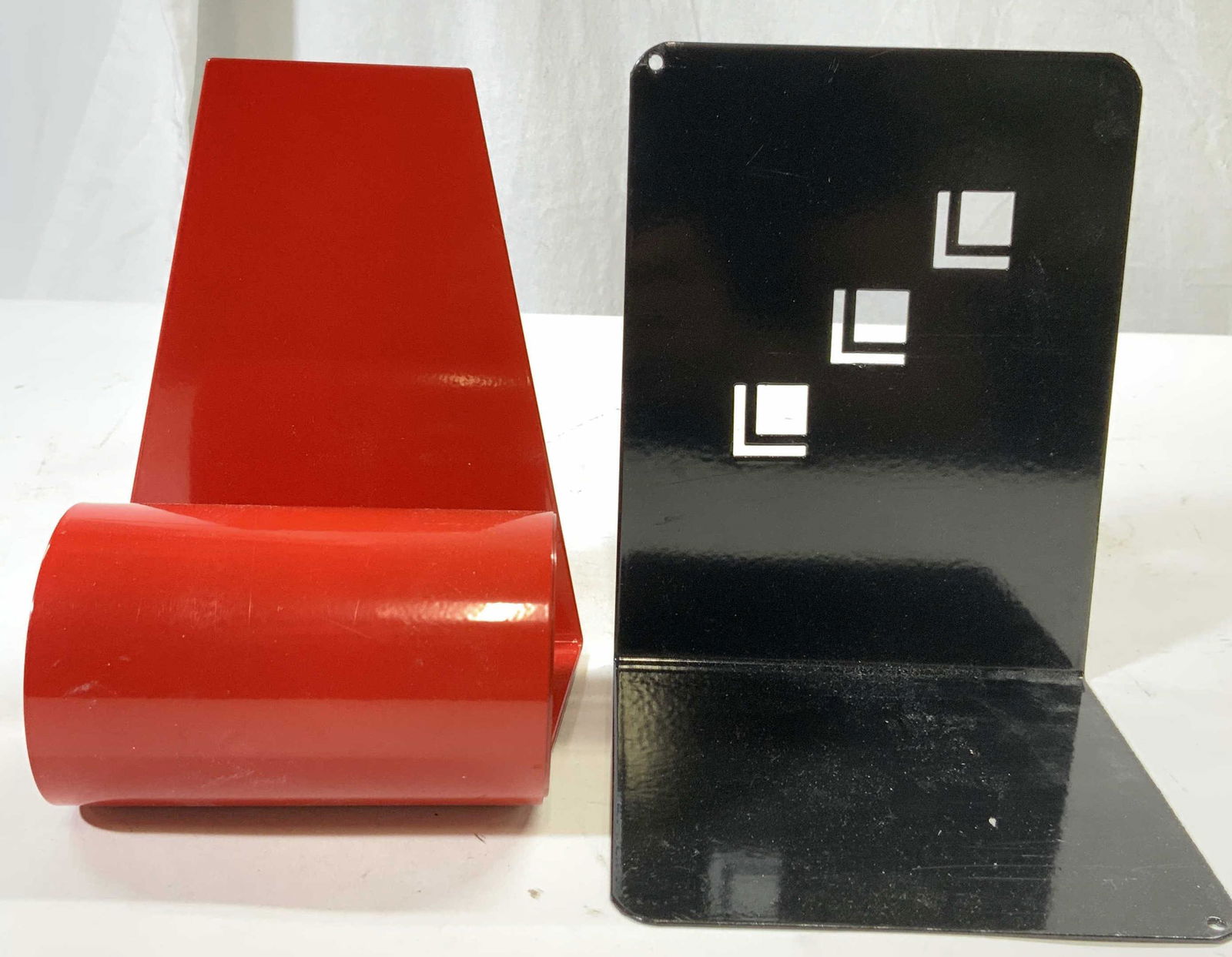 Lot 2 Assorted Metal Bookends Black & Red (1 of 9)