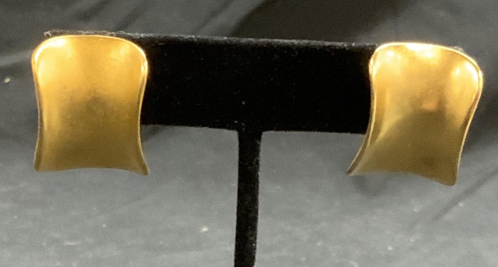 Vintage ROBERT LEE MORRIS Gold Pl Earrings: Vintage Robert Lee Morris sculptural gold plated earrings. Post backings. Designer label to backings. In good condition. Measure approx. 5/8 x 1 inches. Estate jewelry, costume jewelry, cocktail jewel