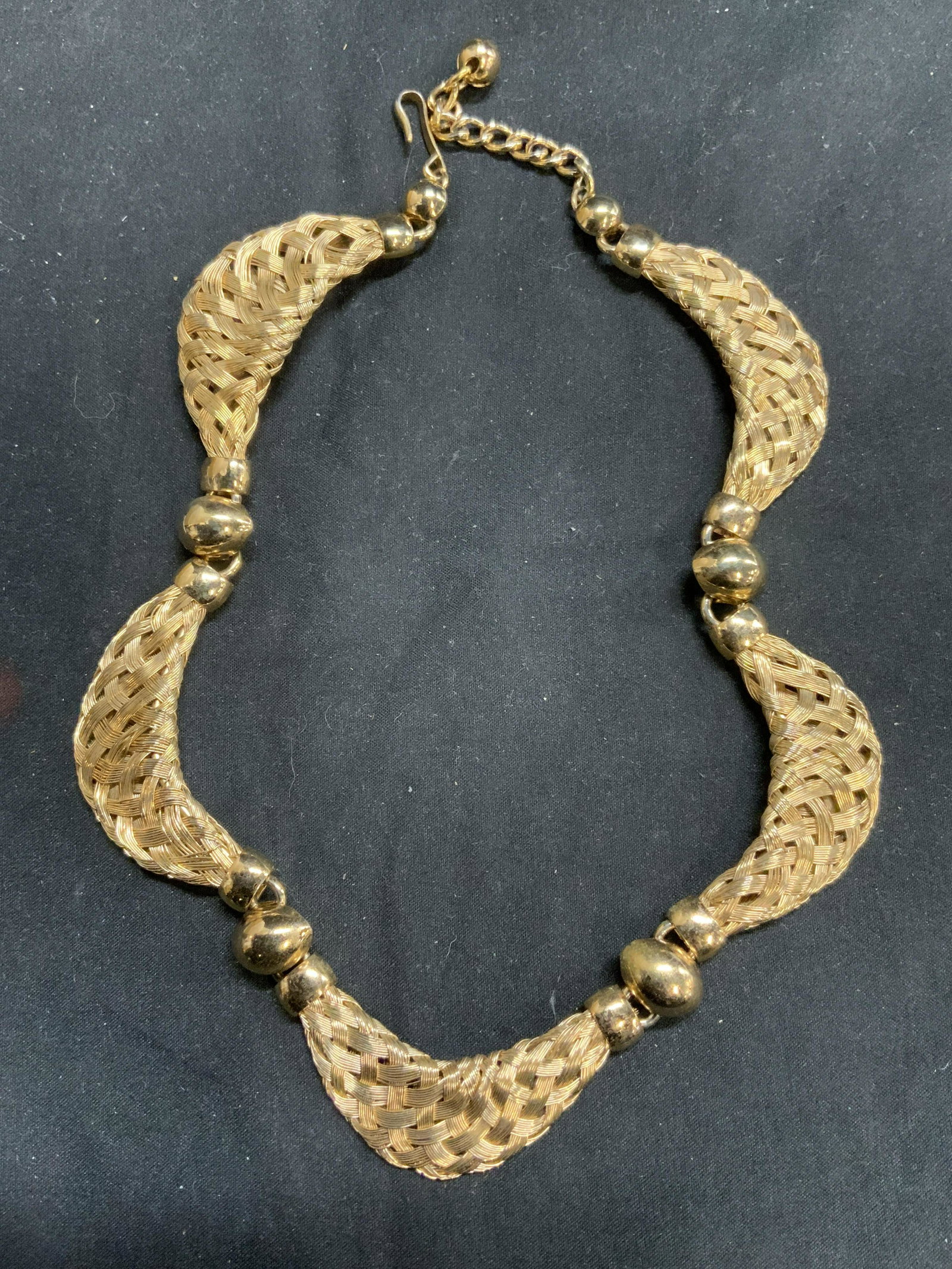 Gold Tone Woven Wire Choker Necklace: Gold tone chunky woven wire choker necklace. Measures approx. 15 inches long. In good condition. Estate jewelry, costume jewelry, cocktail jewelry, fashion jewelry, accessories, fashion accessories, w