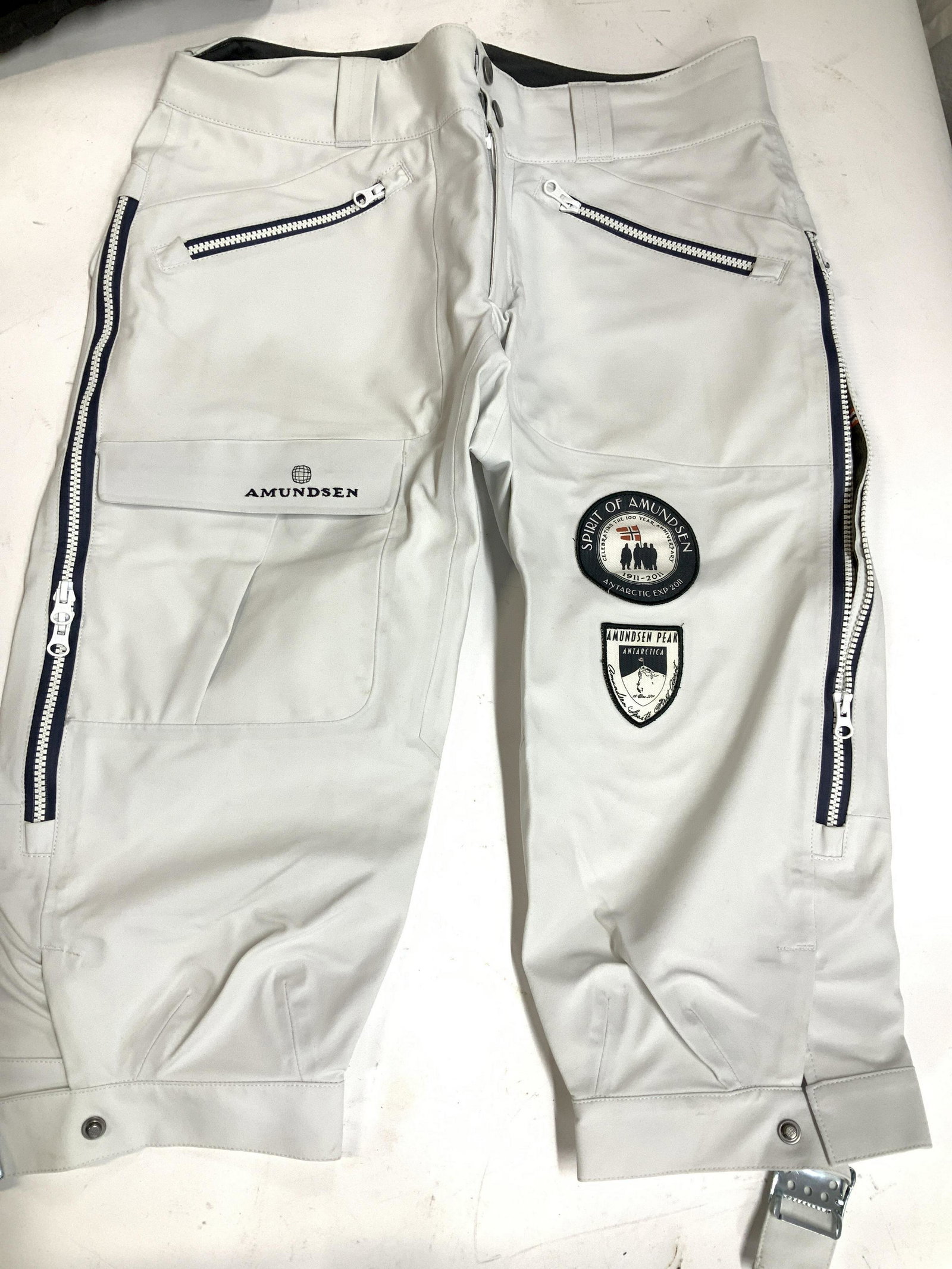 AMUNDSEN Peak Mens Water Proof Knickerbocker: Amundsen Peak mens Size Med. Knickerbocker, 73% polyamid, 21% polyurethane, 5% Elastane. Water tight Zippered pockets, snaps on kneecuffs, side zippers with mesh lining. Tested in Antarctica. 28 in. L