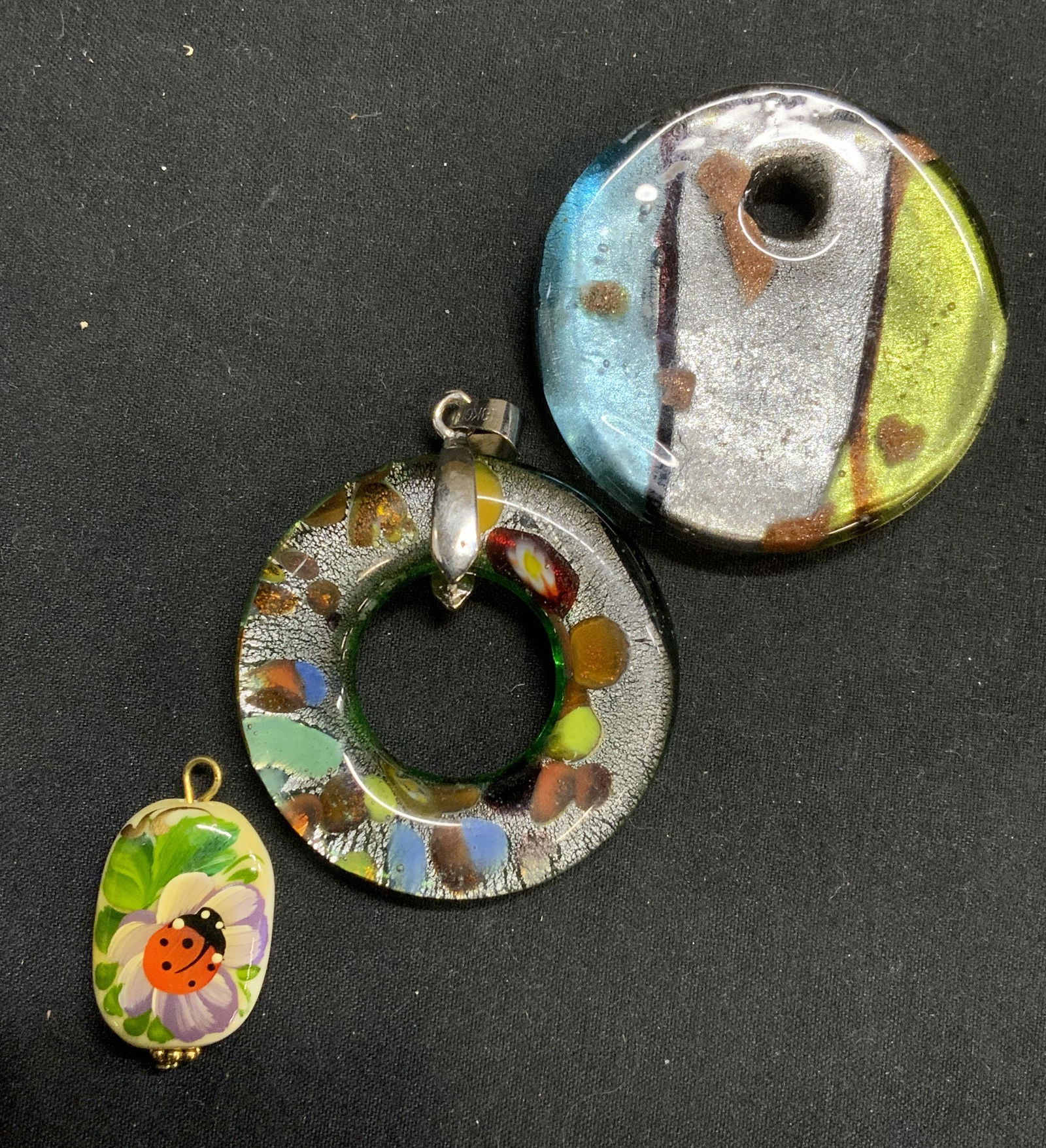 Lot 3 Lucite & Hand Painted Pendants, Jewelry (1 of 8)