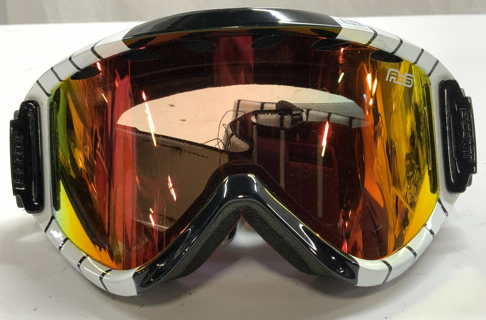 SCOTT ACS Snowboarding Goggles W Bag: Goggles are trademarked SCOTT ACS. Lot includes snowboarding goggles and draw string bag. Goggles have reflective lenses & adjustable head band. Goggle measure approx 7 inches wide 3.75 inches tall. G
