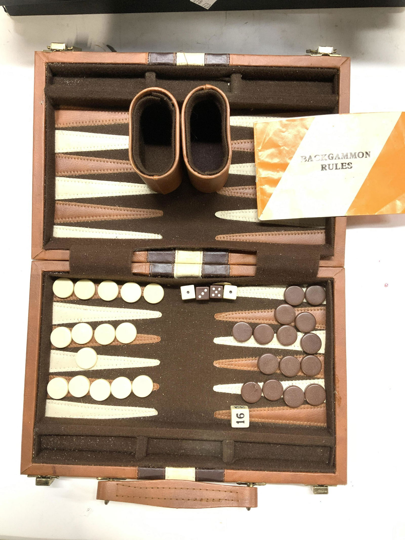 Tavel Backgammon Game in Carry Case (1 of 7)