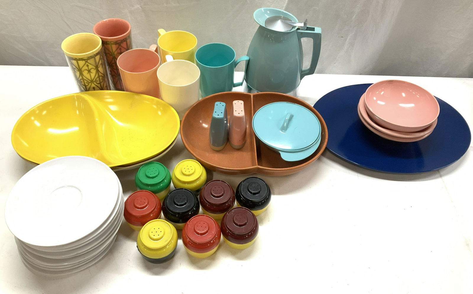 Grp 38 Vintage Melamine Tableware: Grouping of CasualWare,by Jerseywil and BoontonWare, more server ware and other tableware. Navy blue serving plate 12.5 x 10 in. 3 Serving Bowls 11.24 x 8 in. Group of 9 plastic shakers with colored l