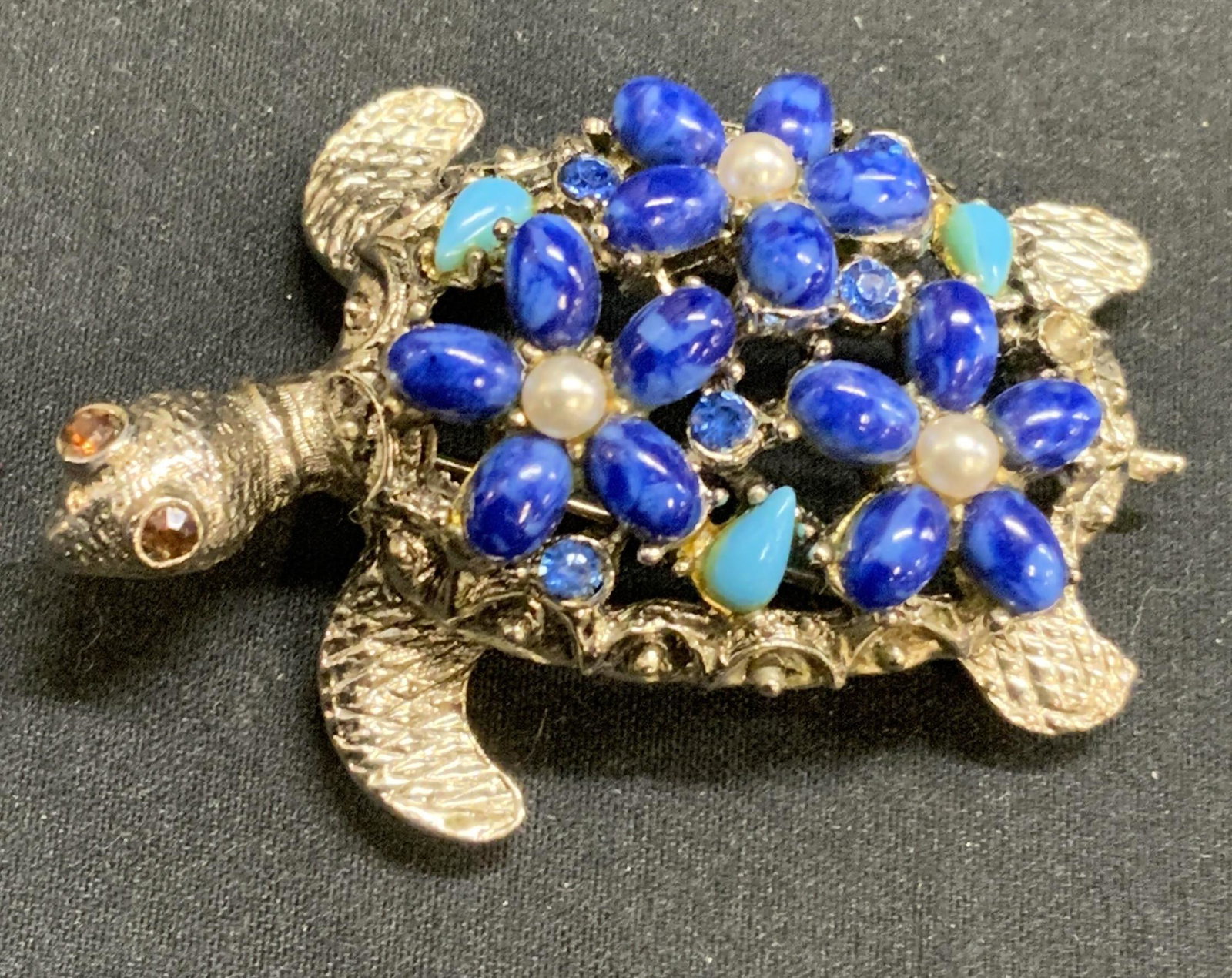 ART Silver Tn Turtle w Blue Cabochon Brooch: ART Silver tone turtle form brooch with faux pearl and blue cabochon decoration. Hinge pin to underside. Measures approx. 2 x 1.5 inches. In good condition. Property of Palm Beach, Florida estate. Tra
