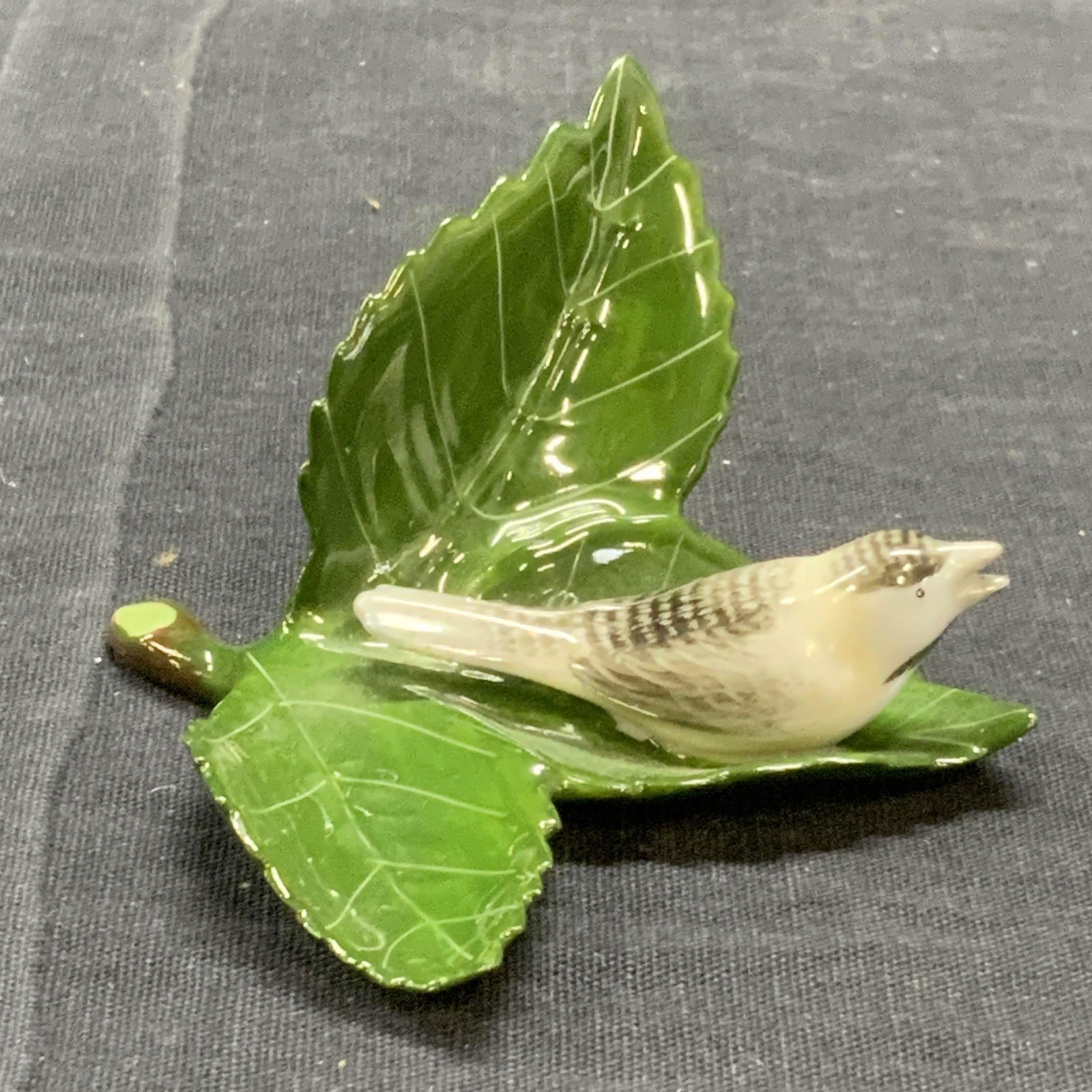 HEREND Bird on Leaf Figurine Place Card Holder: Herend Hungary hand painted bird on leaf figurine place card holder. Trademarked to underside. Measures approx. 3 x 3 x 1.75 inches. In good condition. Herend, herend hungary, herend figurine, herend