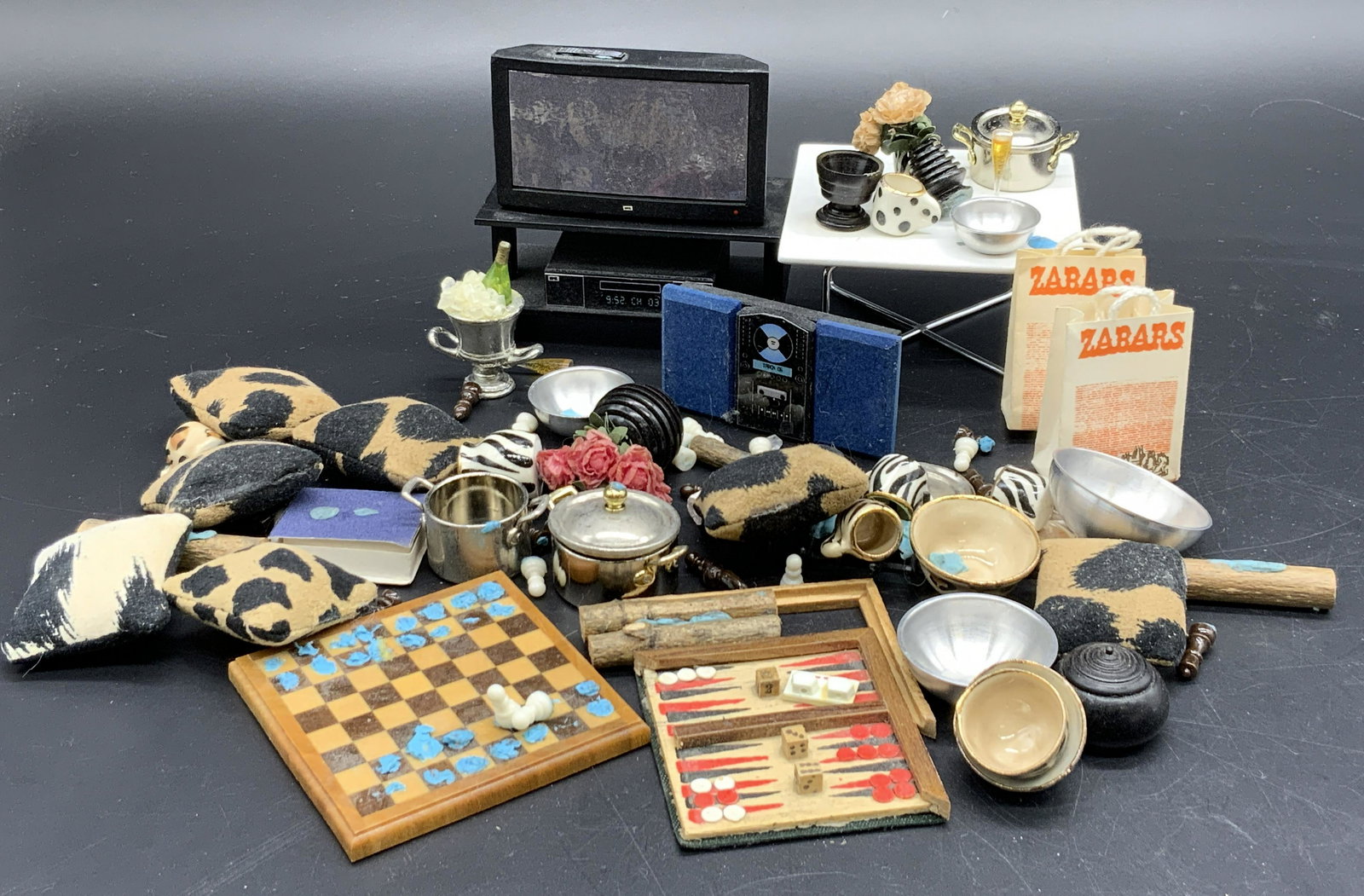 Group Lot Dollhouse Furniture & Accessories (1 of 8)