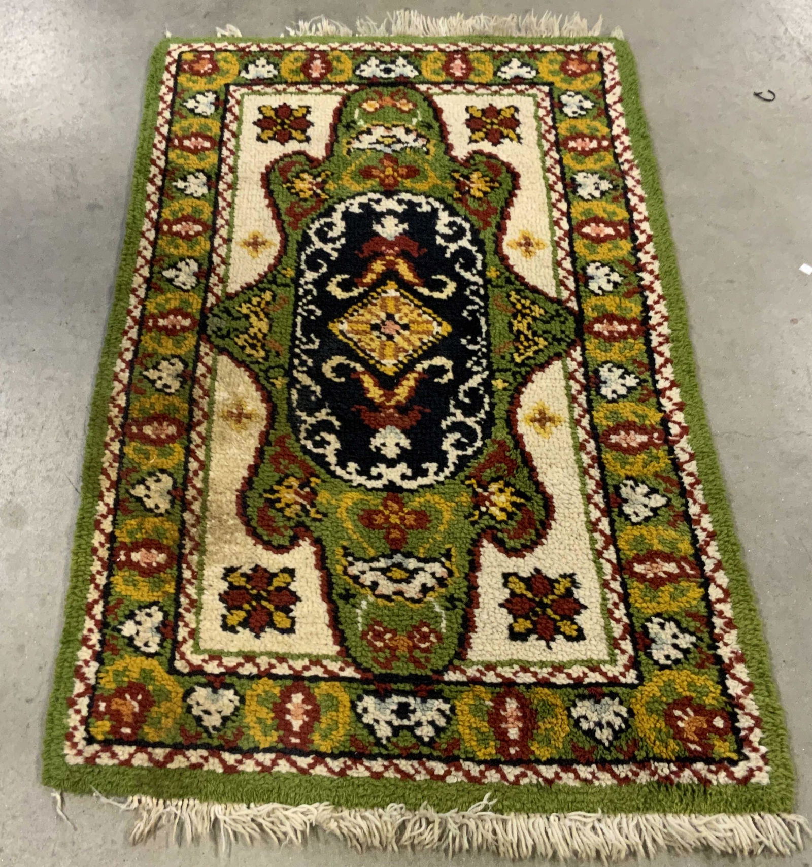 Vintage Plush Floral Patterned Fringe Trim Rug (1 of 12)