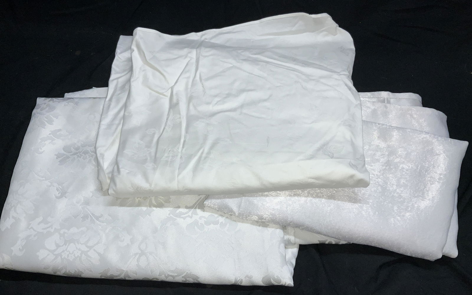 Lot 3 White Damask Tablecloths & Window Panel (1 of 8)