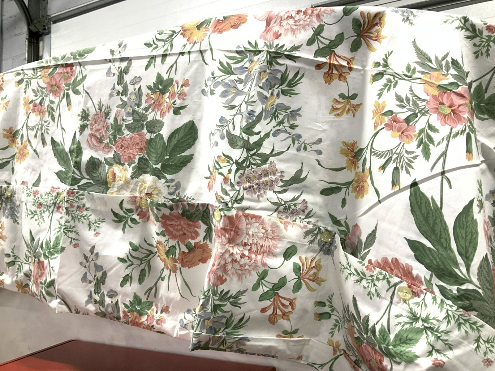 Floral Cotton King Size Duvet Cover: King size white cotton duvet with big bold florals , in the style of Ralph Lauren. Button closure. Hems accented with white ruffle eyelet. Clean, well maintained, and stored in plastic bag. Property o