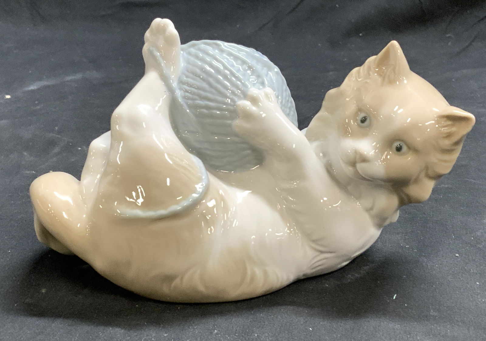 NAO LLADRO PORCELAIN CAT, SPAIN (1 of 6)