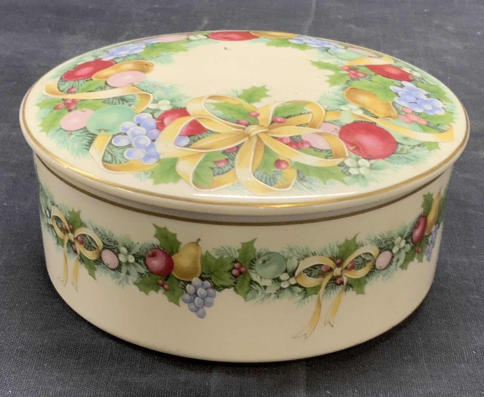 MIKASA Vtg Christmas Bouquet Lidded Trinket Box (1 of 7)