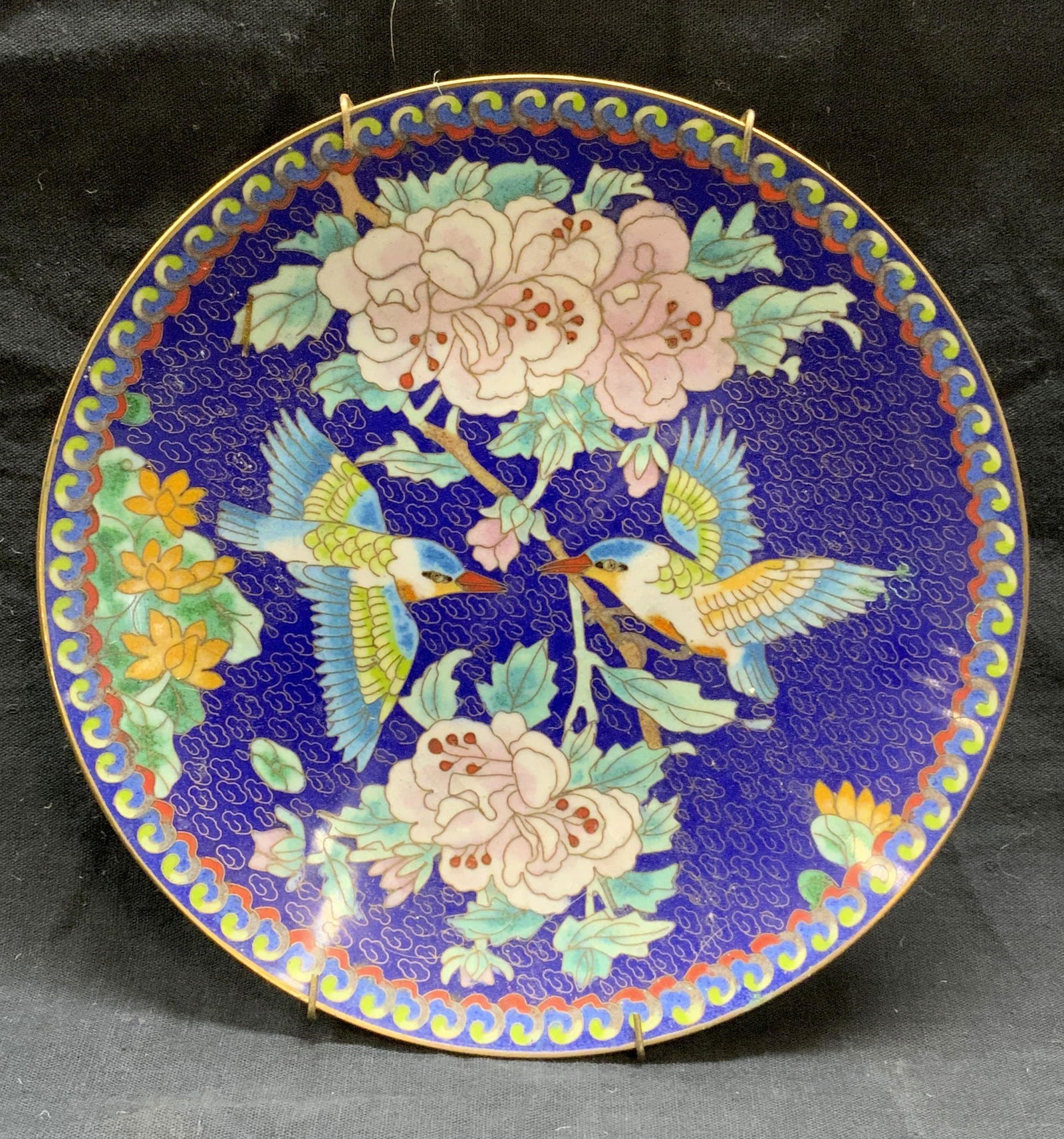 Vtg CHING-TAI-IAN Cloisonne Bird Art Plate: Vintage 1991 Ching-Tai-Ian cloisonne Art plate with botanical and bird motif. Enamel over metal. Measures approx. 7 1/8 inches diameter. Some surface wear consistent with exposure. Trademarked to unde