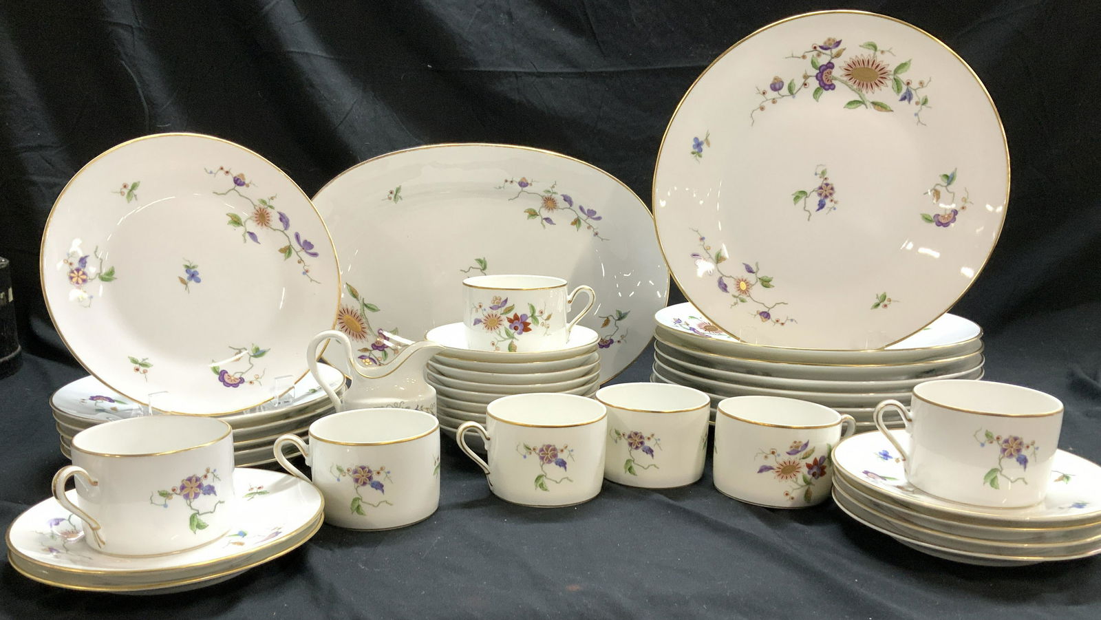 Richard GINORI Chinaware Set 48, Italy: Richard GINORI Luxury China Plate Set, pattern ORIENTE. WHITE fine bone chinaware with subtle Asian flower Pattern, 24K gold accents and rim. 8 dinner plates, 10.25 in. , 1 serving platter, 13.25 x 9.