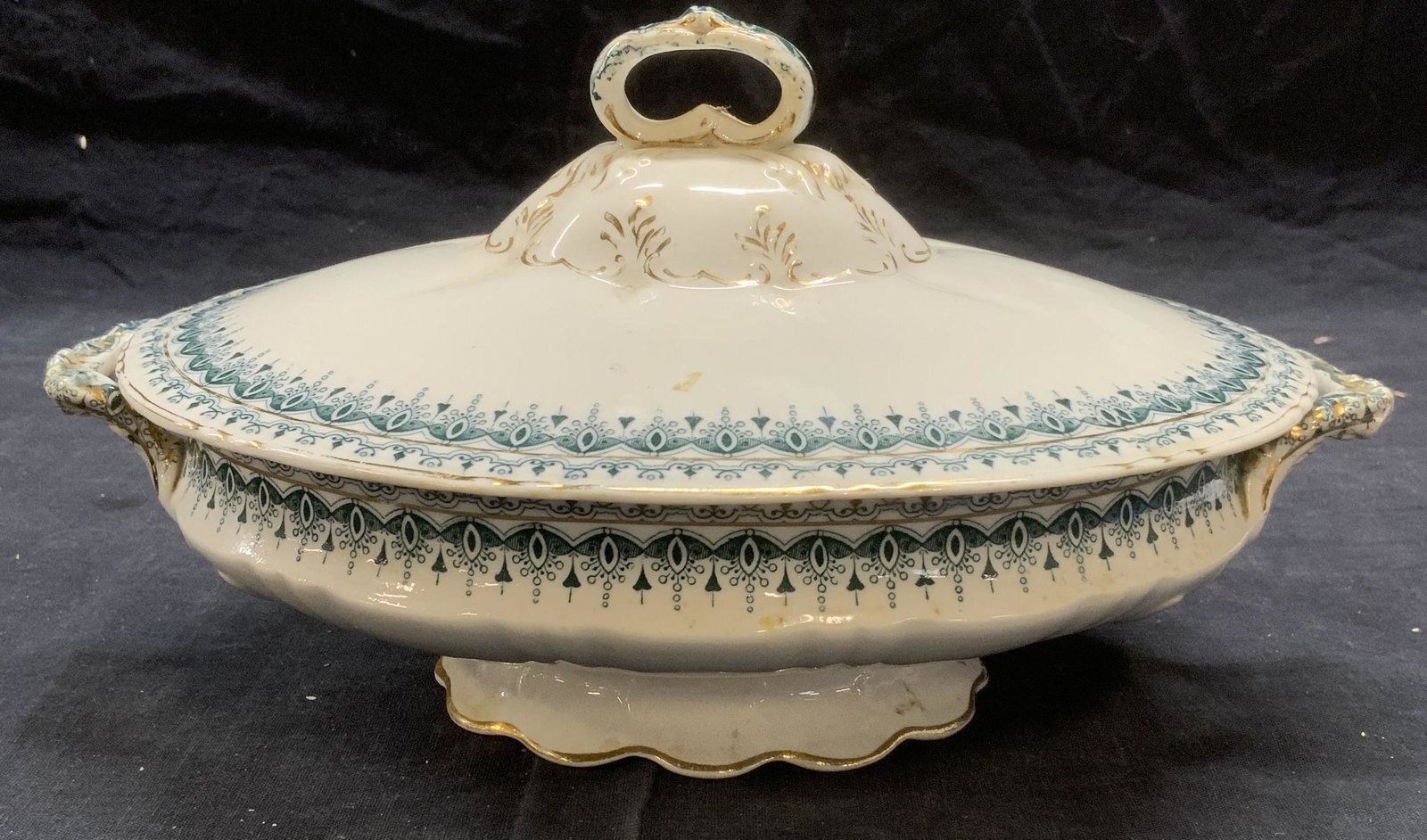 Vintage KNOWLES TAYLOR Porcelain Lidded Tureen: Vintage, possibly antique, Knowles Taylor porcelain tureen with lid. Measures approx. 11 x 7 x 6 inches including lid. Surface wear consistent t with exposure. Trademarked to underside. Knowles Taylor