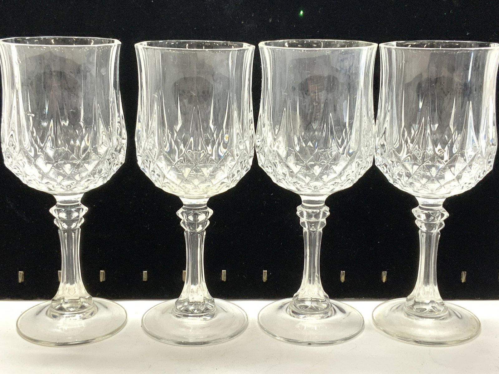 Set 4 WATERFORD Crystal Wine Glasses: Heavy Crystal Wine glasses, vintage Waterford, classic pattern. Each measure 6.5 x 2.75 in. Crystalware, Waterford, Vintage Waterford Crystal stemware, Luxury Waterford, Bar ware, Wine glasses, 3 s