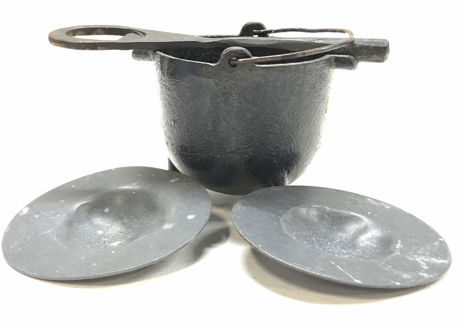 Vintage Iron Apothecary Mortar & Pestle, more 5: Footed cauldron mortar with pestle that fits over top. 2 ends, one for paste, the other for grinding. Handle on mortar, measures 4.5 in ht with handle, 3 x 3 in. Pestle 6 in. Long. Additional metal po