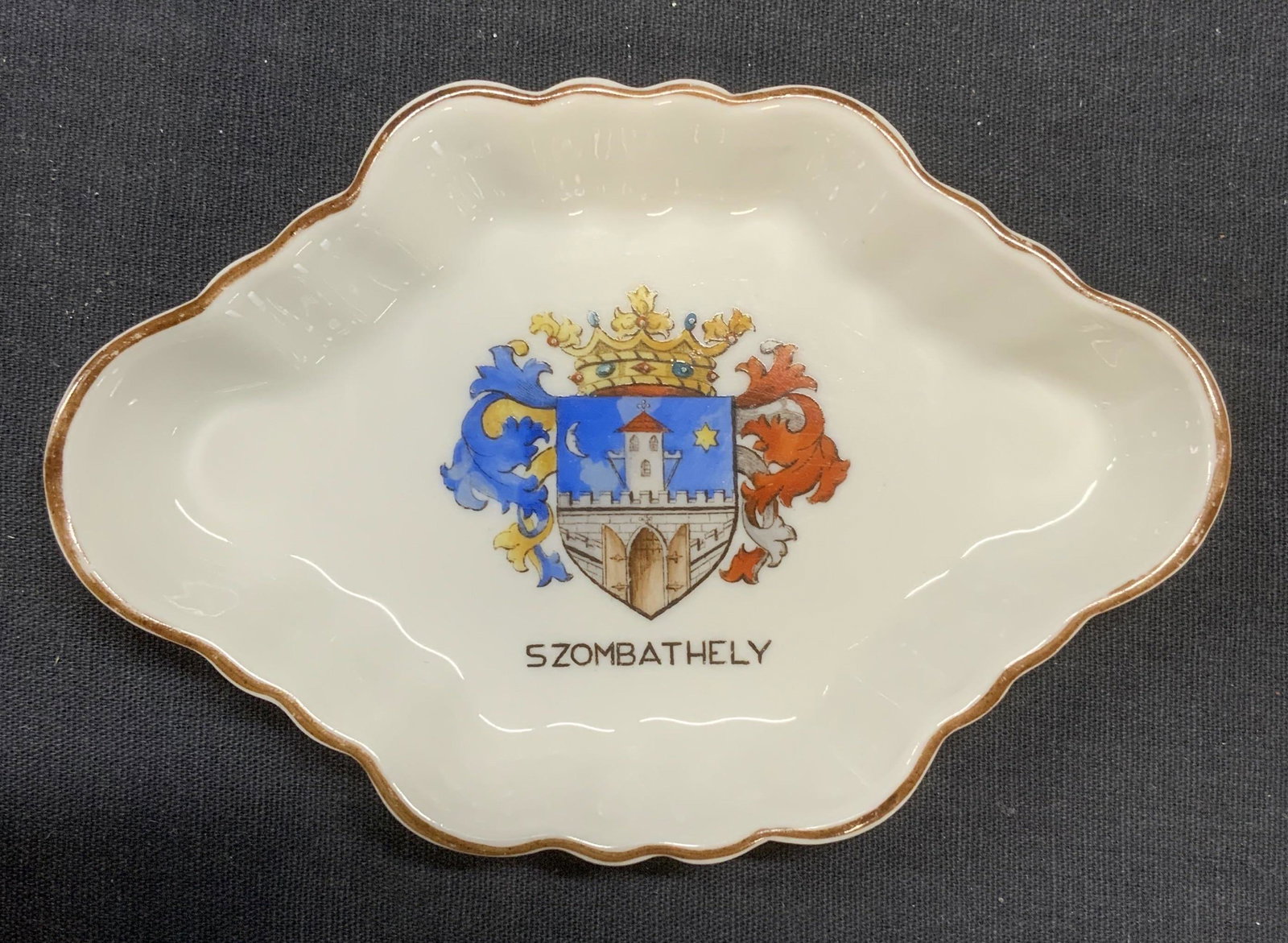 HEREND Szombathely Porcelain Trinket Dish: Herend Hungary Szombathely porcelain trinket dish with crest motif. Measures approx. 4 7/8 x 3.25 inches. In good condition. Trademarked to underside. Marked 7737. Herend, herend hungary, herend trink