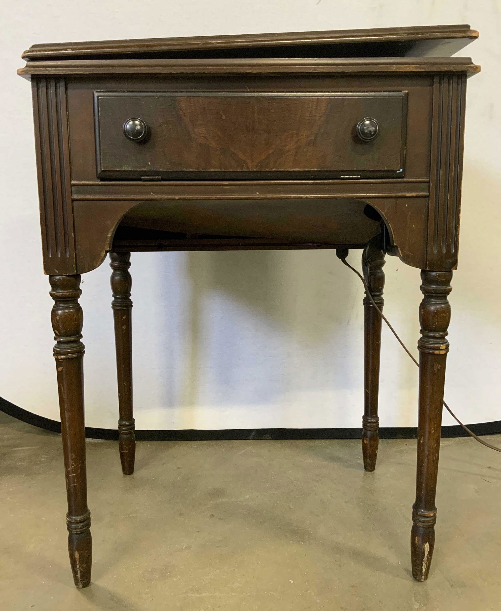 SINGER Vintage Wooden Sewing Machine Table (1 of 13)
