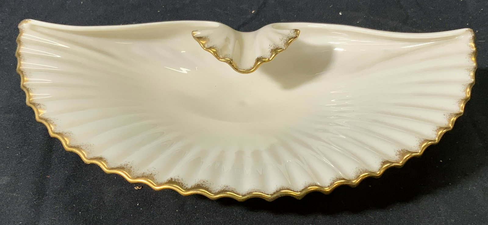 LENOX Gilt Porcelain Shell Dish: Lenox gilt porcelain shell dish. Measures approx. 8 x 5 inches. In good condition. Trademarked to underside. Lenox, Lenox porcelain, porcelain dish, shell dish, gilt porcelain, porcelainware, table ac