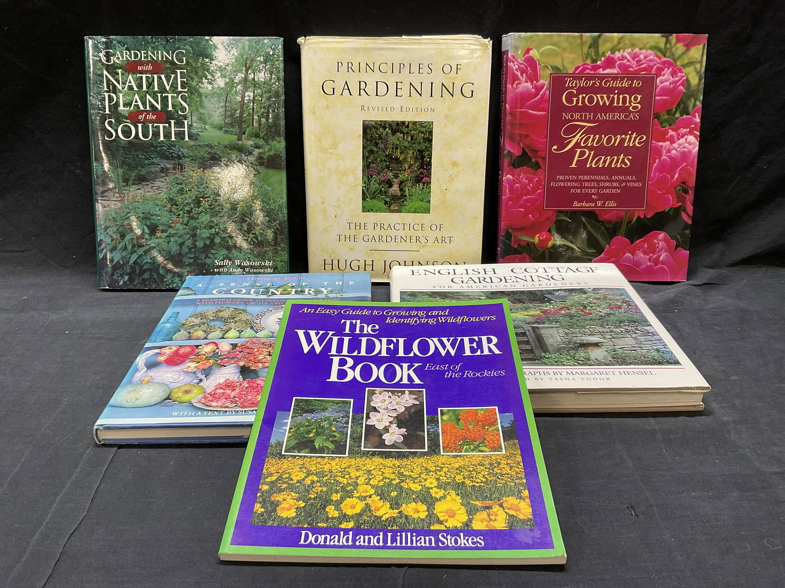 Lot 6 Coffee Table Gardening Books: Lot 6 Coffee Table Gardening Books. Surface wear is consistent with age and use. 5 of 6 books have dust covers to them. Largest book measures approx 8.75 x 11.25 inches. Books include, The Wildflower
