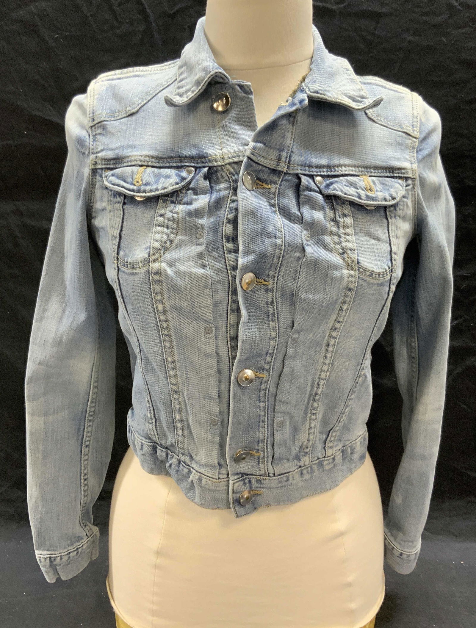 H&M Light Wash Denim Jacket (1 of 6)