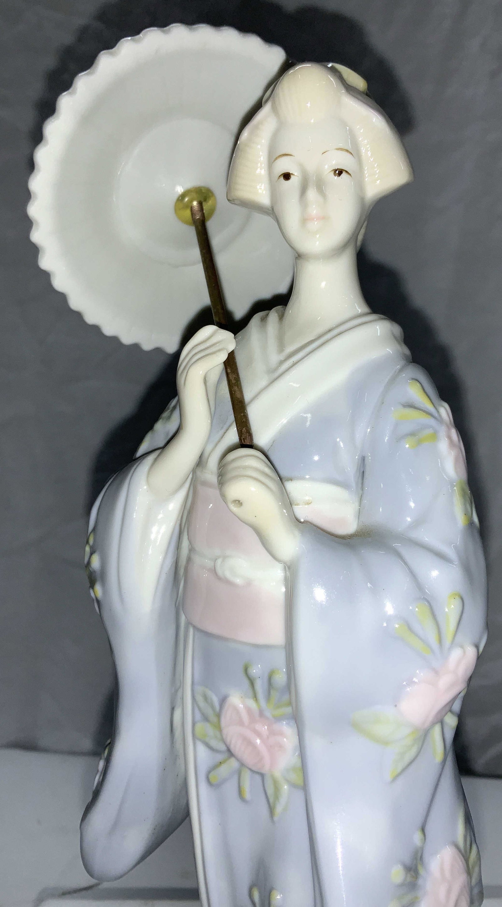 Valentino Porcelain Figural of Geisha, Taiwan: Luxury Hand Crafted porcelain Figural of an Asian lady in a Kimono. Done in the style of Lladro. made in Taiwan. Measures 9. 5 x 4 in. Porcelain Figural, Hand Crafted Porcelain, porcelain Statue of ge