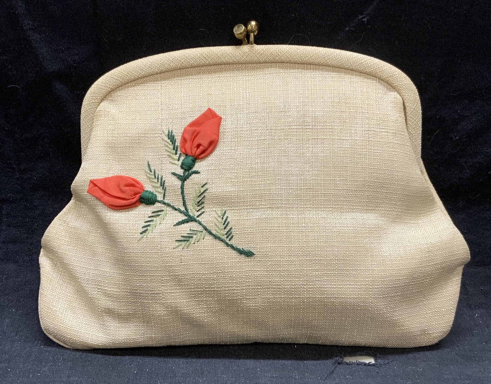 Vtg KORET TRESOR Floral Applique Clutch Handbag: Vintage KORET TRESOR beige toned clutch purse with floral applique. Kiss clasp closure and 1 slip pocket to interior. Includes attached coin purse and mirror with cover. Designer label to interior. Me