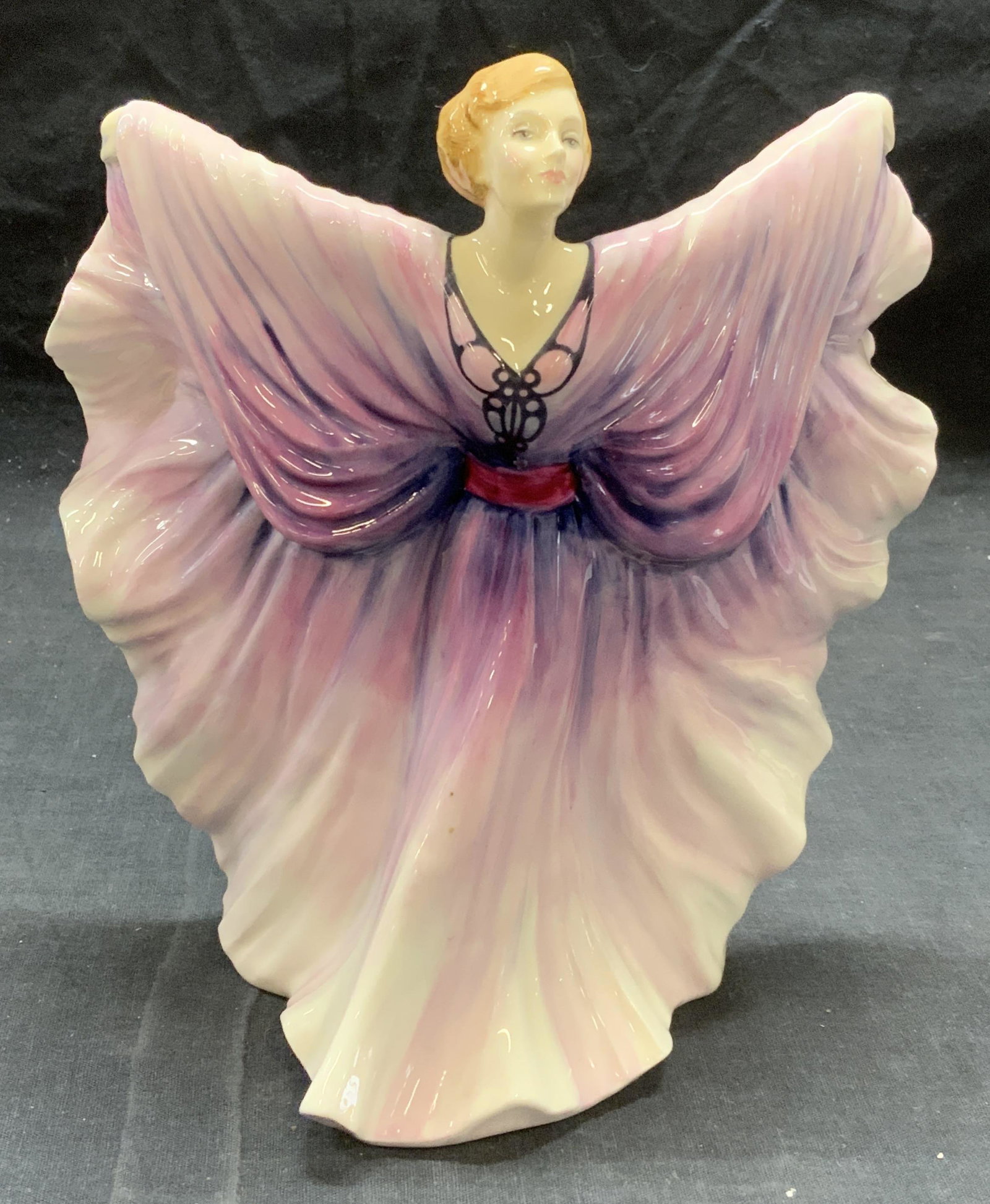 Vtg ROYAL DOULTON Isadora Porcelain Figurine: Vintage 1985 Royal DOULTON Isadora porcelain figurine designed by Peter A Gee. Trademarked to underside. Measures approx. 8.5 x 5 x 7.75 inches. In good condition. Made in England. Royal DOULTON, roya