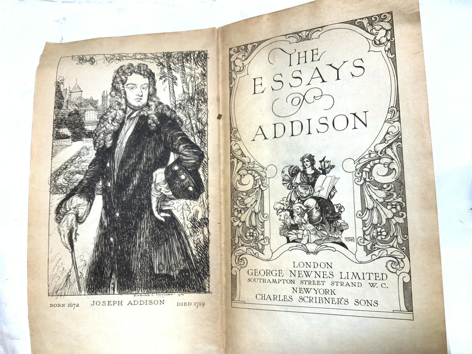 Antique British Published Books, England: The essays of Addison , Charles SCRIBNER & Sons, LONDON England. Editor Russell DAVIS Gilman. Joseph Addison short stories. Book measures 6.5 x 4 in. Very thin paper from early period, missing cover. 
