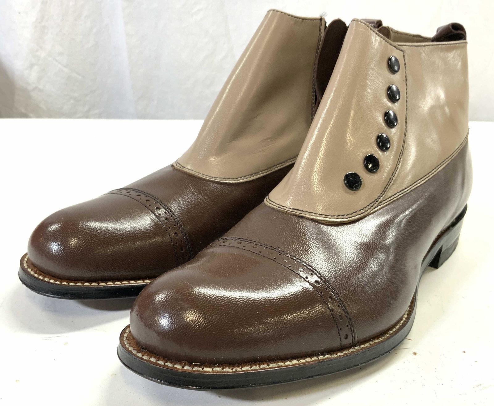 STACY ADAMS Leath Point Toe Chelsea Boots 8.5 W Bx: Interior reads STACY ADAMS MENS 8 1/2. Boots are tan & chocolate toned. Boots appear to be leather. Medial sides have black toned zippers. Boots have black toned outsoles & brown toned undersides. Hee