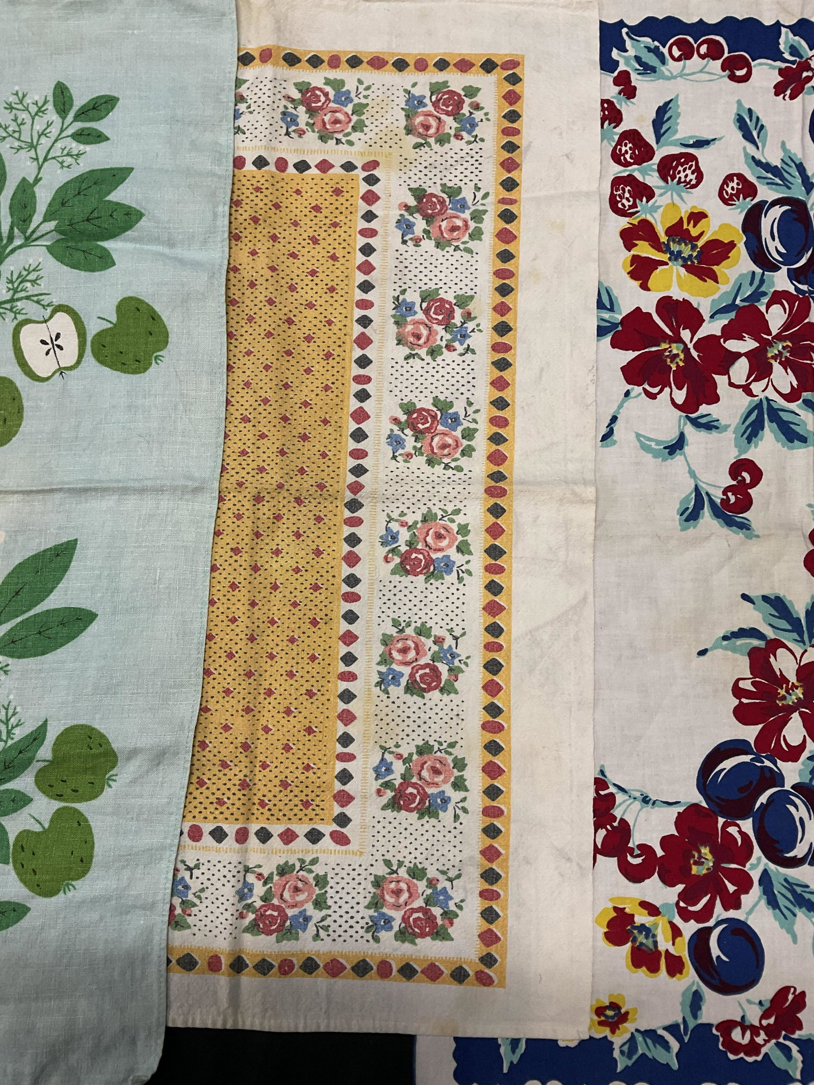 Lot 3 Linen Tea / Kitchen Towels: Lot 3 Linen Tea / Kitchen Towels. Each towel is used and has some staining and fading to color, as well as minor tears. Largest measures approx 27 x 16.75 inches. Floral and fruit detail to both piece