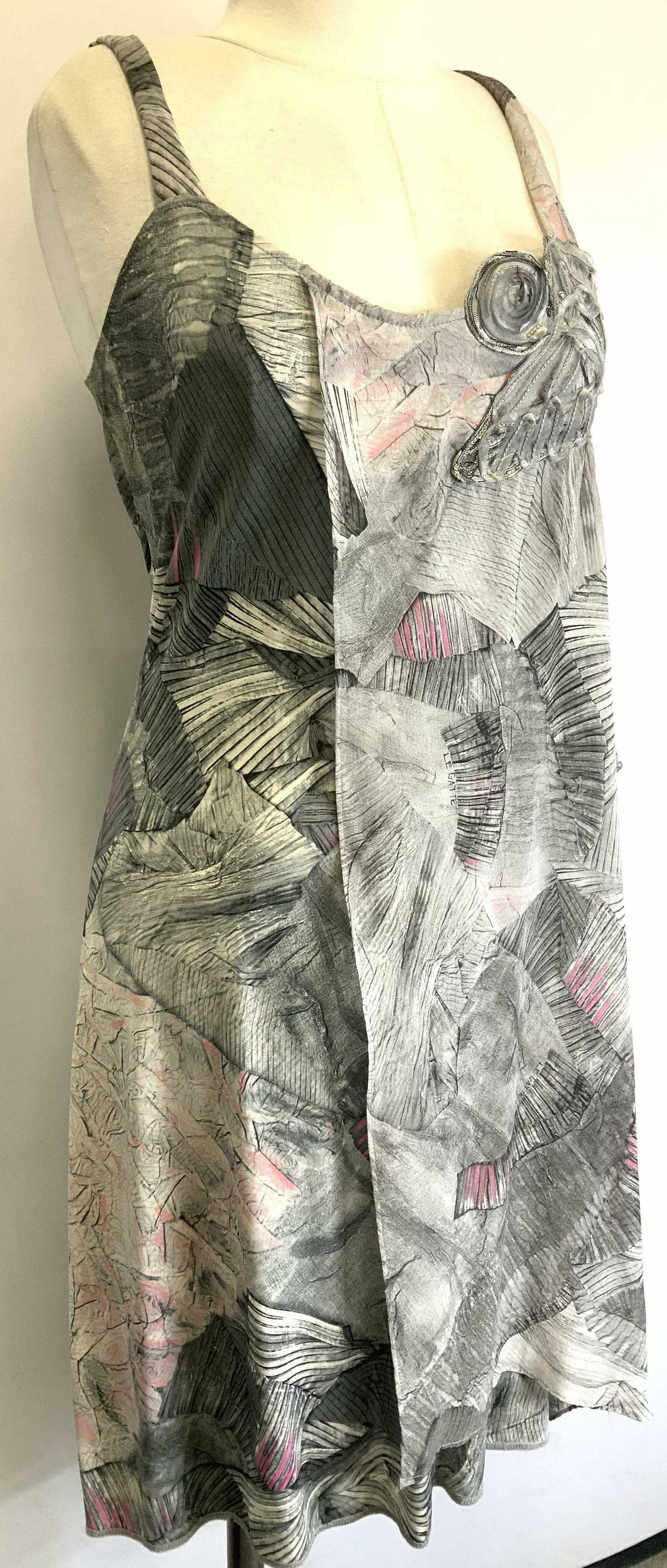 LE GATTE Grey Graphic Print Cocktail Dress , Italy: Le GATTE Sleeveless dress, lays just below the know, size Medium, A -line design , underslip is a form fitting polyester with Lycra and a polyester overlay. Grey abstract print. .No label Summer Eveni
