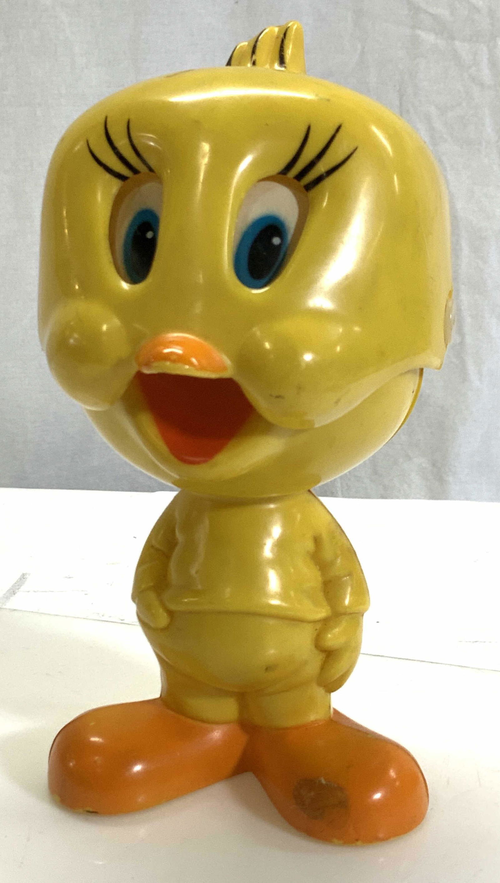 Collectible Vtg TWEETY BIRD Pull Cord Toy, 1978: Mattels 1978 Tweety Bird Talking Toy with pull cord, signed . Measures 6.75 in ht., 4 in wide. Tested And Working, muffled words. 1976 Mattel Tweety Bird Chatter Chum toy, Collectible Mid century toys