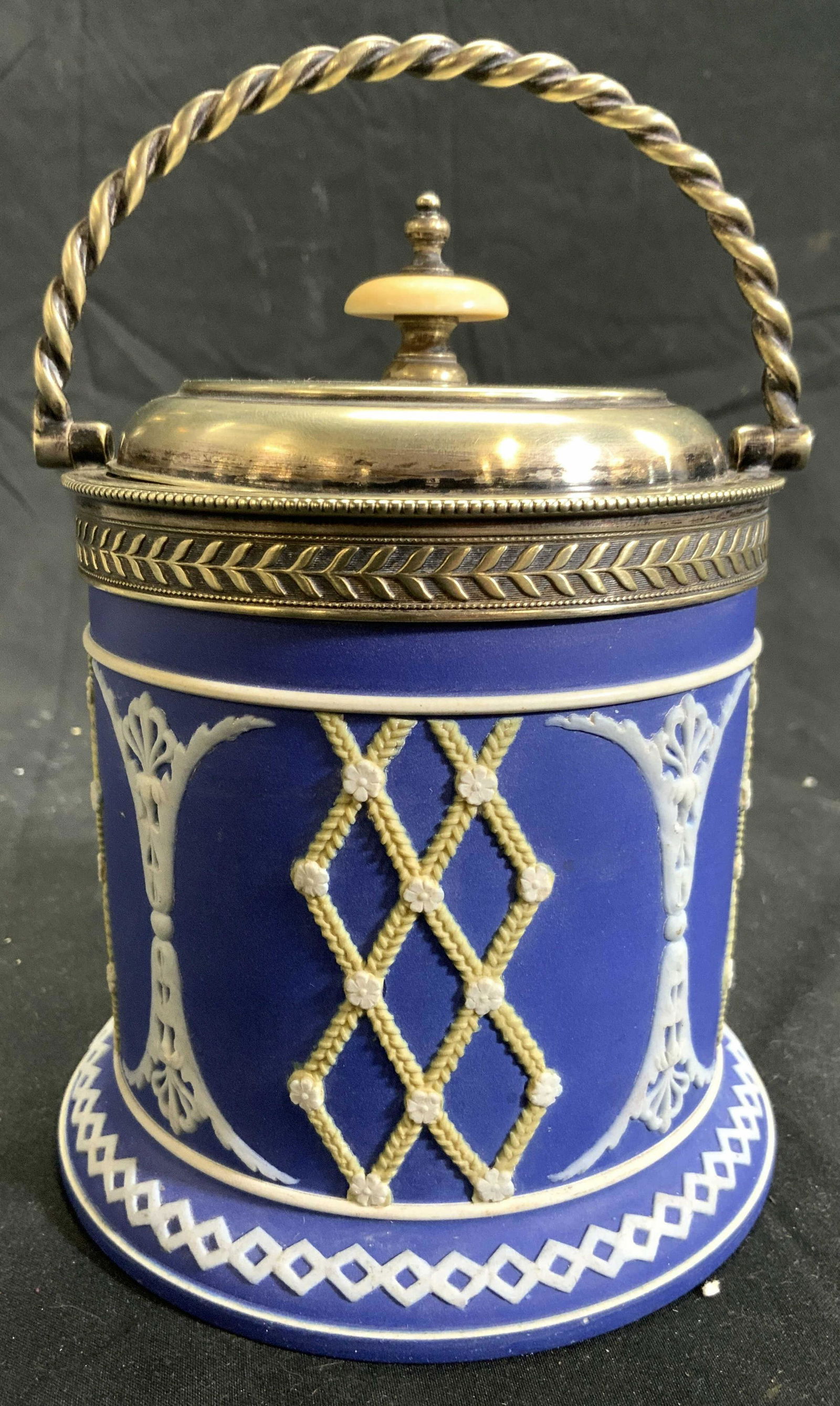 WEDGWOOD Vtg Lidded Biscuit Jar Vessel W Handle (1 of 7)