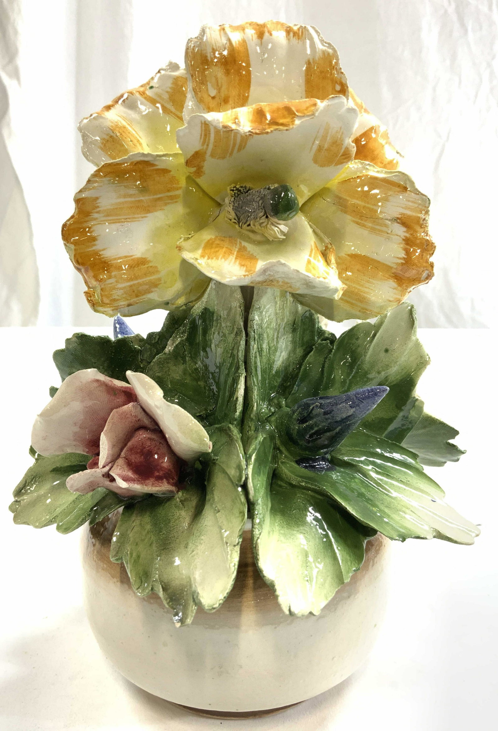 CAPODIMONTE Porc Floral Arrangement In Planter (1 of 6)